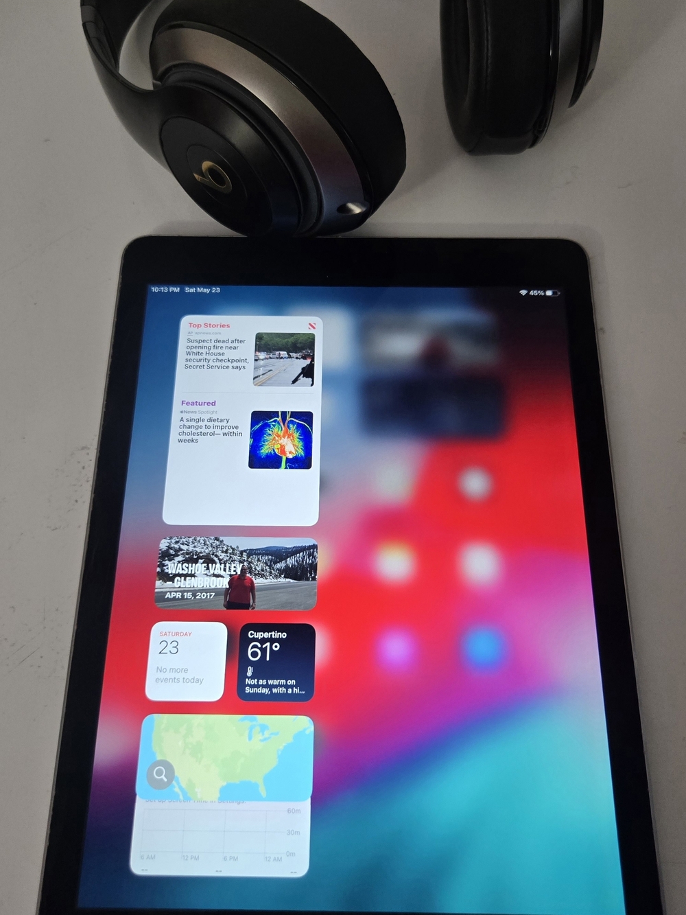 Apple iPad Air 2 64GB Unlucked Wifi & Bests By Dre Studio 2 Wirless Back